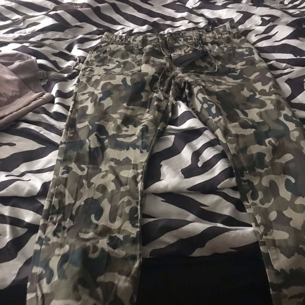 Camo joggers never worn size 14